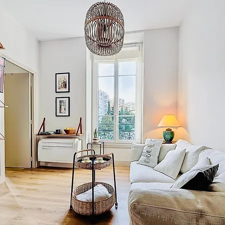 Charming 2-bedroom Retreat Near Center With Excellent Transport Links Apartament