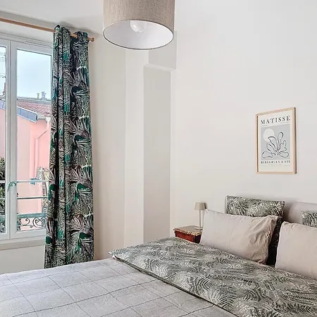 Apartament Charming 2-bedroom Retreat Near Center With Excellent Transport Links